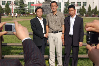 大冶一中校长黄开福,俞敏洪老师,黄石新东方校长黄治华现场的老师们在